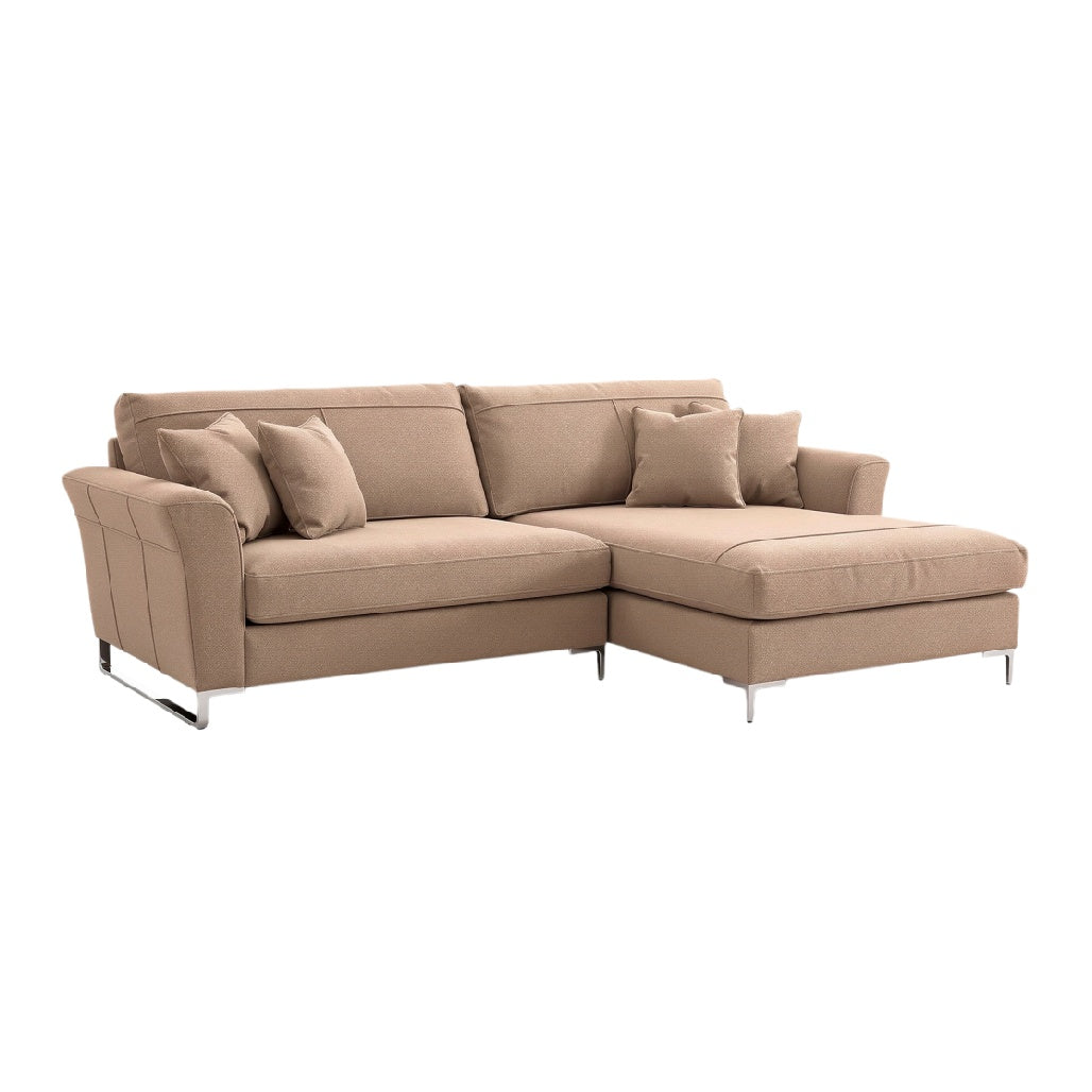 Komfortowa sofa narożna z poduszkami w kolorze beżowym